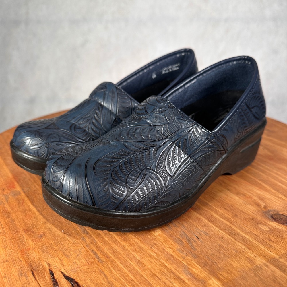 Easy Works Lyndee Clogs Women 6M Navy Good Embossed Floral Slip Resistant Shoes